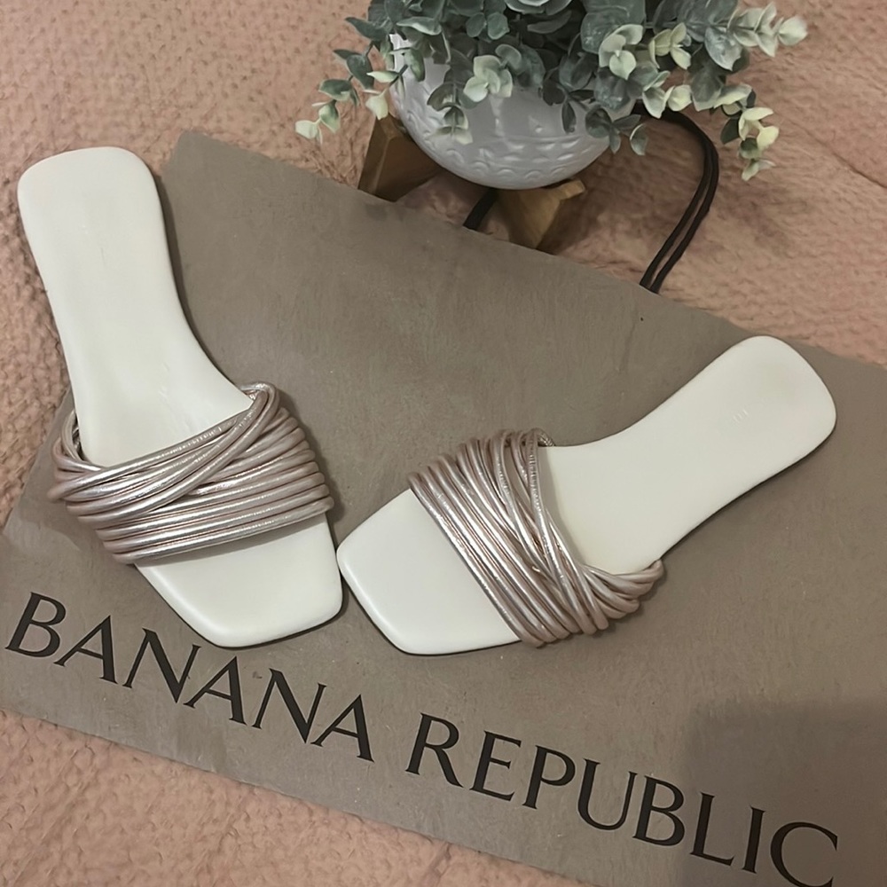 Twisted strappy flat sandals